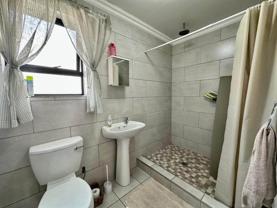 5 Bedroom Property for Sale in Loucharmante Western Cape